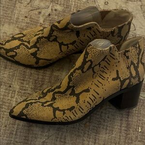 Santuary Snake-Print Pointed Toe Ankle Booties in Tan & Black 8M